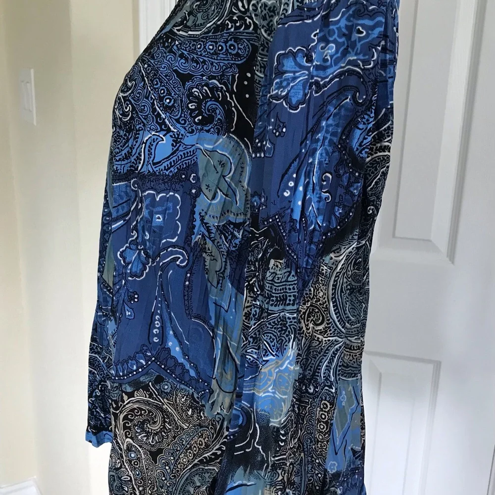 Blue Paisley Button-Up Blouse - Picture 4 of 11